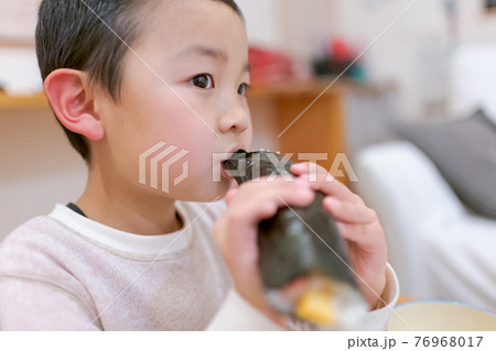7 years old 76968017