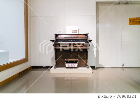 調布市郷土博物館の内部　歴史を学べる展示　味のあるピアノ　調布市小島町 76968221