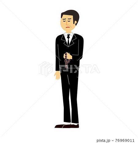 葬儀に参列する中年男性 葬儀に参列する中年男性 76969011