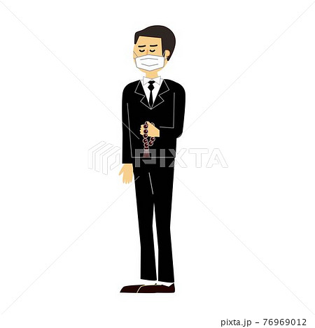 葬儀に参列する中年男性　マスクあり 76969012