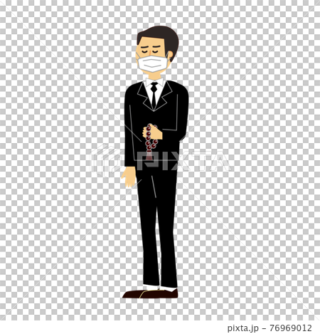 葬儀に参列する中年男性　マスクあり 76969012