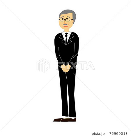 葬儀に参列する年配男性 葬儀に参列する年配男性 76969013