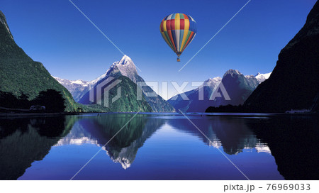 ミルフォードサウンド上空に漂うバルーン 76969033