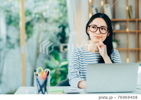 テレワークで悩む若い女性　 76969408