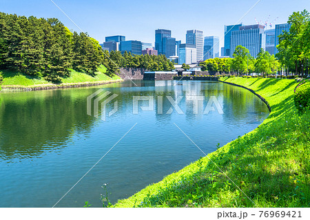 《東京都》丸の内オフィス街・新緑の桜田濠 《東京都》丸の内オフィス街・新緑の桜田濠 76969421