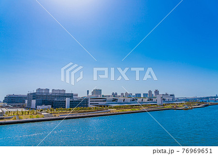 東京の都市風景 豊洲大橋から豊洲市場方面 76969651