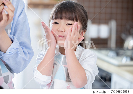 ファミリー　おにぎりを作るママと女の子 76969693