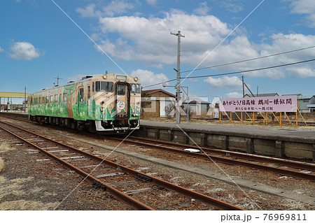 日高本線の終着駅となった鵡川に停まるキハ40北海道の恵み 76969811