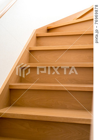 木造住宅の階段 76969878