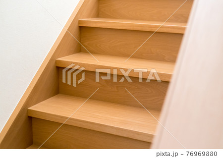 木造住宅の階段 76969880
