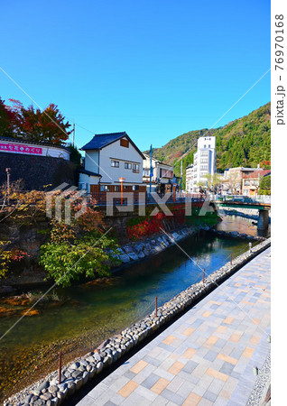 湯村温泉　春来川と温泉街　新温泉町 76970168