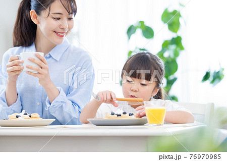 ファミリー　パンケーキを食べる女の子とママ 76970985