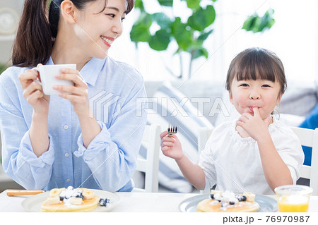 ファミリー　パンケーキを食べる女の子とママ 76970987