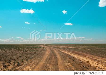モンゴル ホンゴル砂丘へ向かう途中 Mongolia : near Khongryn desert 76971034