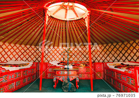 モンゴル ホンゴル砂丘にあるゲルの中 Ger at Khongryn els Mongolia 76971035