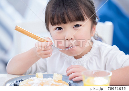 ファミリー　ホットケーキを食べる女の子 76971056