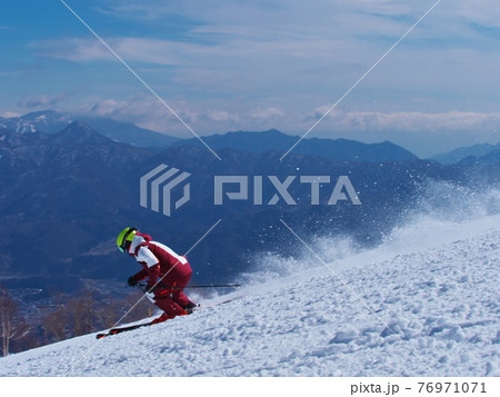 白馬八方尾根スキー場　リーゼングラートコースを滑るスキーヤー 76971071
