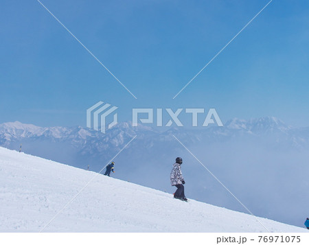 白馬八方尾根スキー場 リーゼングラートコースを滑るスノーボーダー 白馬八方尾根スキー場 リーゼングラートコースを滑るスノーボーダー 76971075