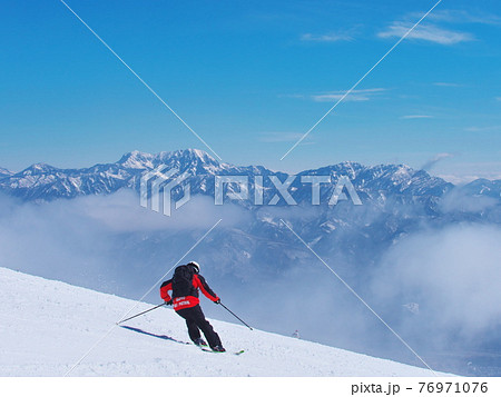 白馬八方尾根スキー場　リーゼングラートコースを滑るスキーヤー 76971076
