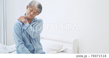 肩こりに悩む中高年男性 76971518