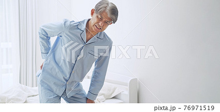 腰痛に悩む中高年男性 76971519