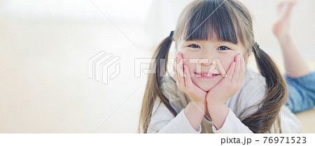 床に寝転がる女の子 床に寝転がる女の子 76971523