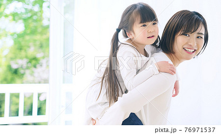 女の子をおんぶする女性 子育て 保育イメージの写真素材