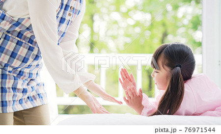 手遊び歌で遊ぶ女の子　子育て・保育イメージ 76971544