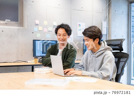 20代と30代のIT系ビジネスマン 76972181