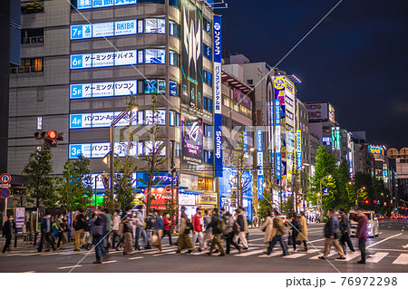 日本の東京都市景観　3度目の宣言初日。多くの人出…もはや国民には響かない…＝4月25日、秋葉原 76972298