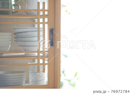 朝日の差し込む部屋、和食器が収納された食器棚 朝日の差し込む部屋、和食器が収納された食器棚 76972784