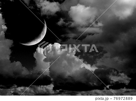 The moon in the night sky 76972889