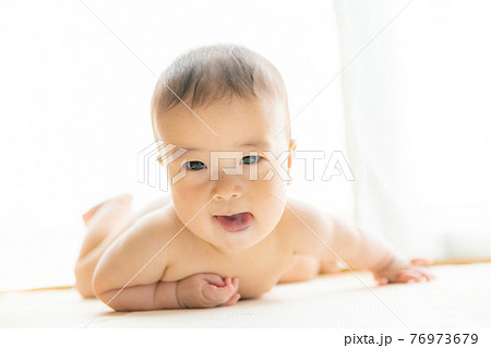 うつ伏せの赤ちゃんの写真素材