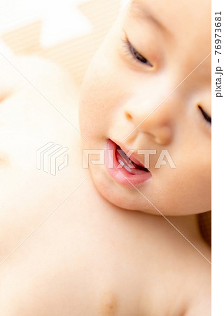 乳歯が生えてきた赤ちゃん 76973681