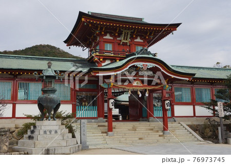 山口県 防府市 防府天満宮の楼門と灯籠 山口県 防府市 防府天満宮の楼門と灯籠 76973745