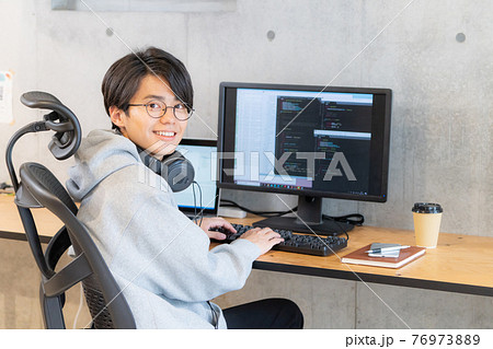 20代のITエンジニア 76973889