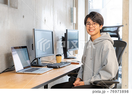 20代のITエンジニア 76973898