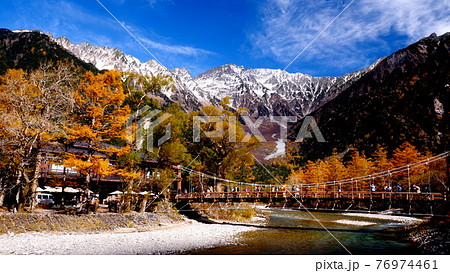 上高地の穂高連峰と河童橋 紅葉 76974461