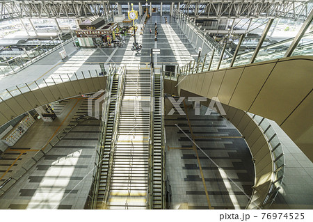 JR大阪駅時空の広場　階段　エスカレーター 76974525