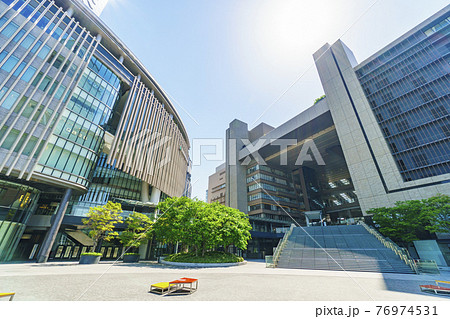 JR大阪駅中央北口の大階段とノースゲートビルディング　朝【大阪都市風景】 76974531