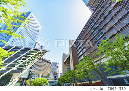 JR大阪駅中央北口　うめきた広場　朝【大阪都市風景】 76974539