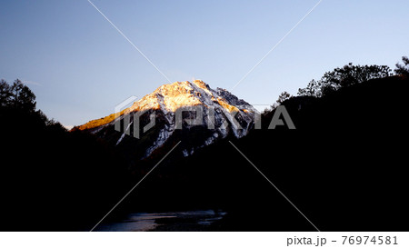 上高地の焼岳 紅葉 76974581