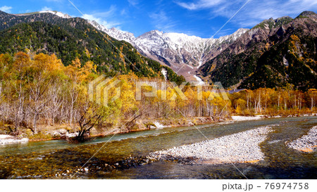 上高地の穂高連峰と梓川 紅葉 76974758