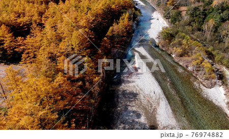 上高地の梓川 紅葉 76974882