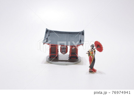 a scale of Senso ji with the Geisha a scale of Senso ji with the Geisha 76974941