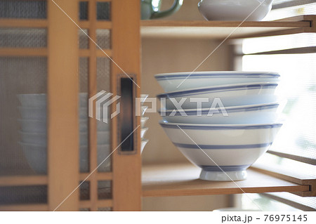 朝日の差し込む部屋、和食器が収納された食器棚 朝日の差し込む部屋、和食器が収納された食器棚 76975145