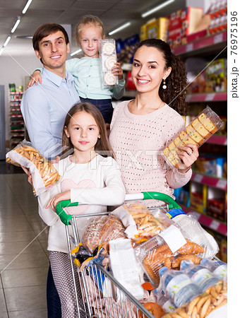 Customers with small children purchasing shortcakes 76975196