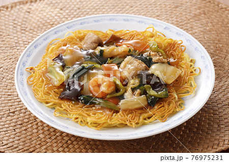 揚げそば 76975231