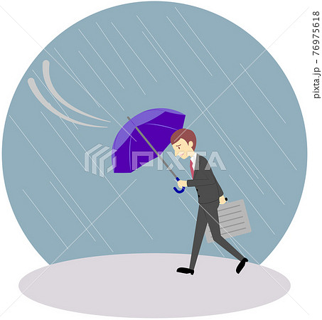 風に飛ばされそうなオフィスワーカー（男性） 76975618