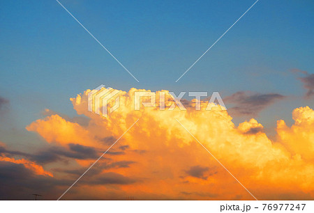 夕暮れの入道雲と夕焼けの風景 76977247